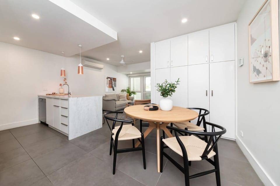 Kitchen or kitchenette, Dining area