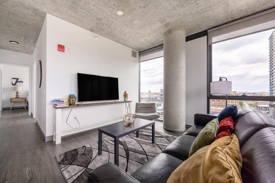 TV and multimedia, Living room, Seating area, Evening entertainment