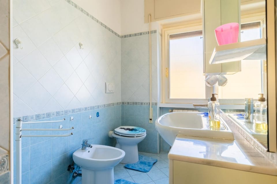 Shower, Toilet, Bathroom, bidet, towels