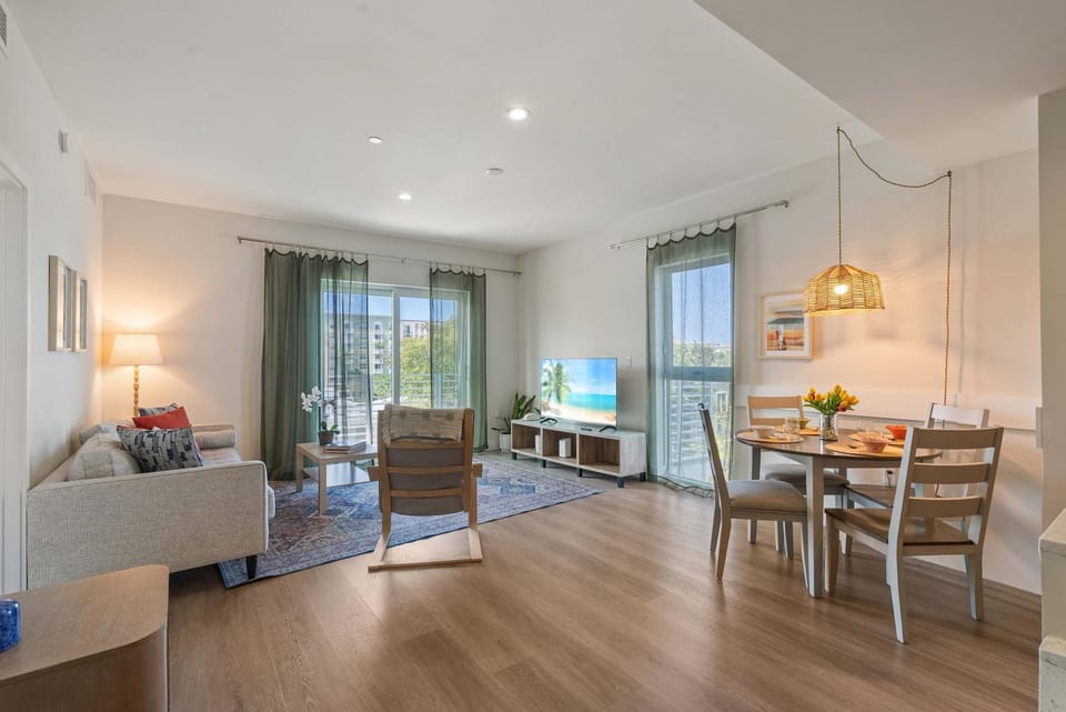 NEW Modern Condo FREE Parking & High Speed Wifi Apartment in Hollywood