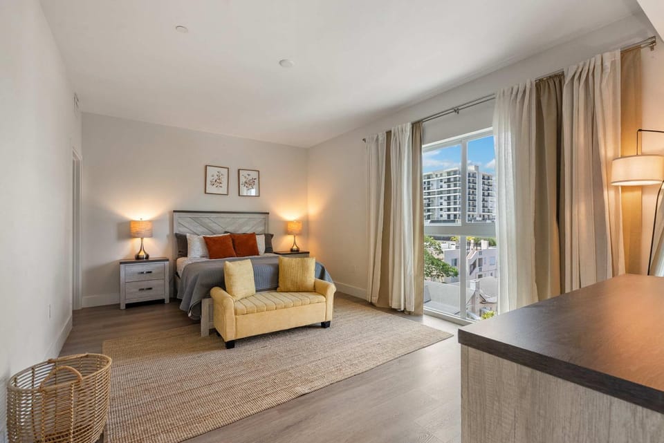 NEW Modern Condo FREE Parking & High Speed Wifi Apartment in Hollywood