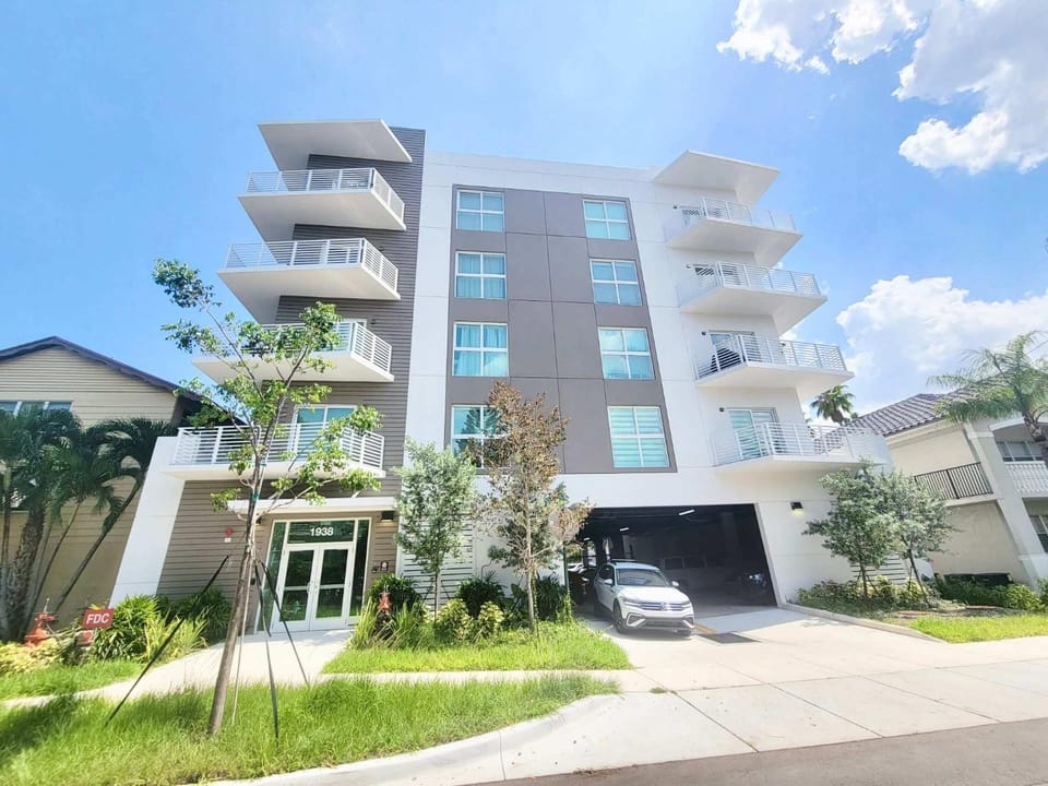 NEW Modern Condo FREE Parking & High Speed Wifi Apartment in Hollywood