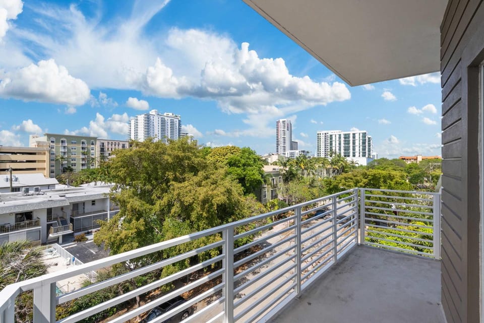 NEW Modern Condo FREE Parking & High Speed Wifi Apartment in Hollywood