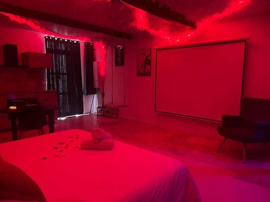 Love Room romantique - Jacuzzi et Sauna intimes Villa in Occitanie