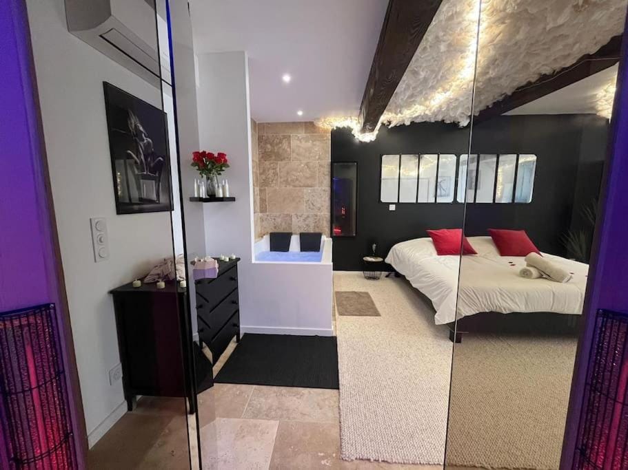 Love Room romantique - Jacuzzi et Sauna intimes Villa in Occitanie