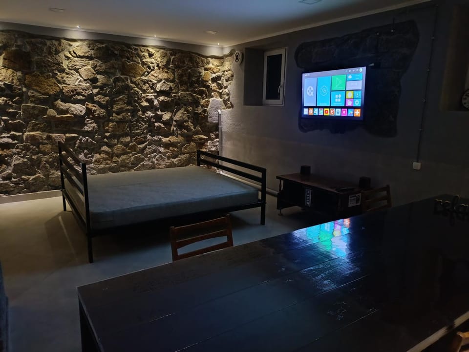 TV and multimedia, Photo of the whole room, Bedroom
