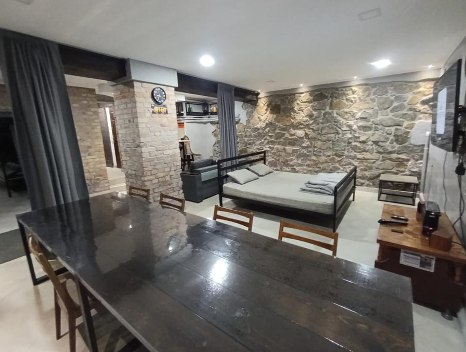 Bed, TV and multimedia, Photo of the whole room, Seating area, Dining area, Bedroom