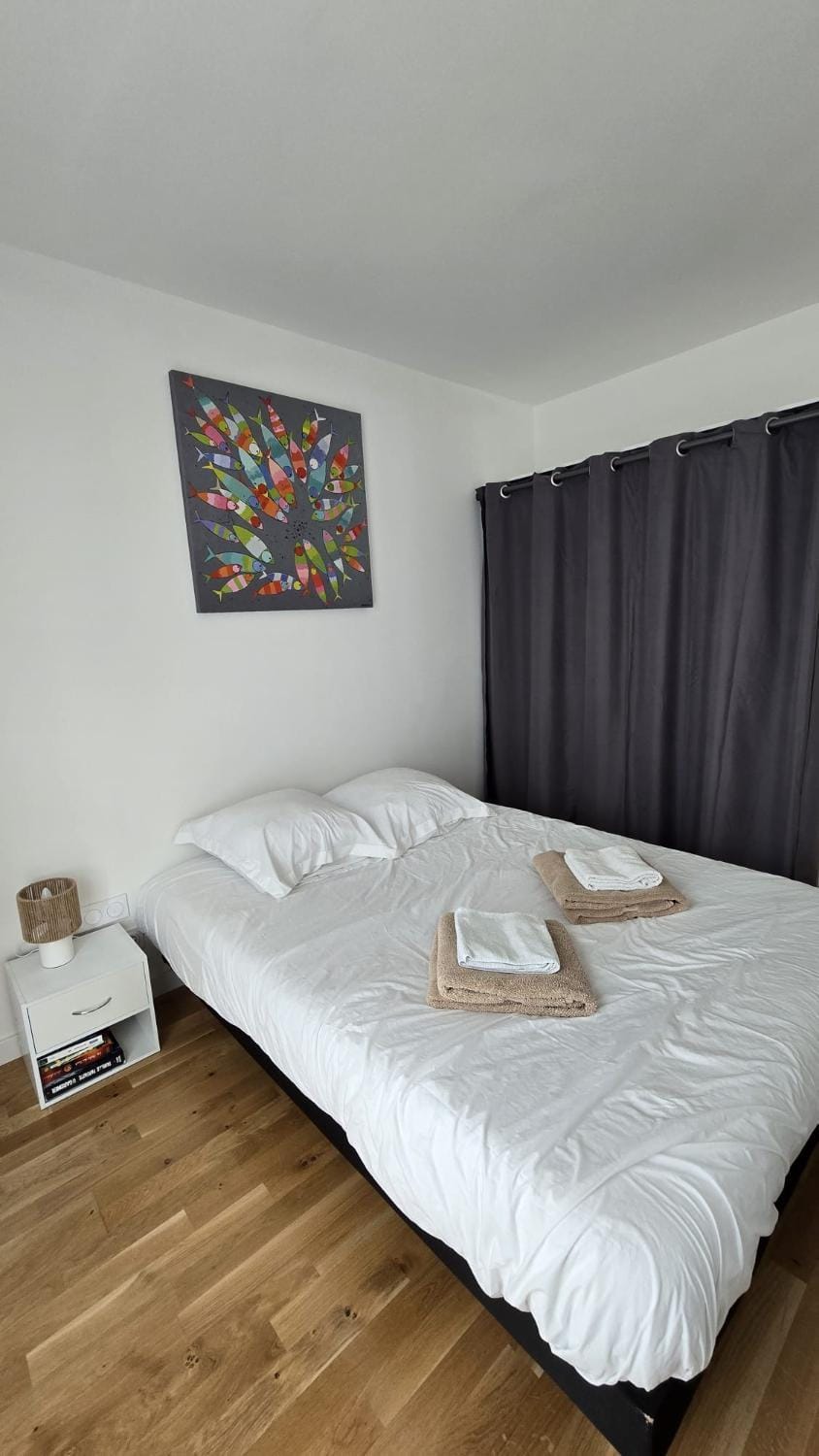 Bed, Photo of the whole room, Bedroom, towels