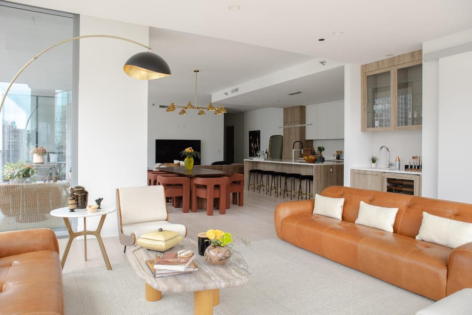Kitchen or kitchenette, Living room, Seating area, Dining area