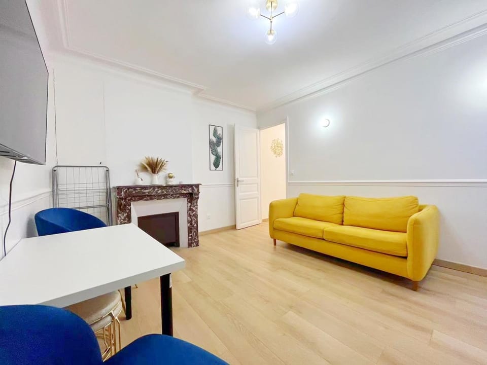 Studio The Champs-Élysées Apartment in Paris