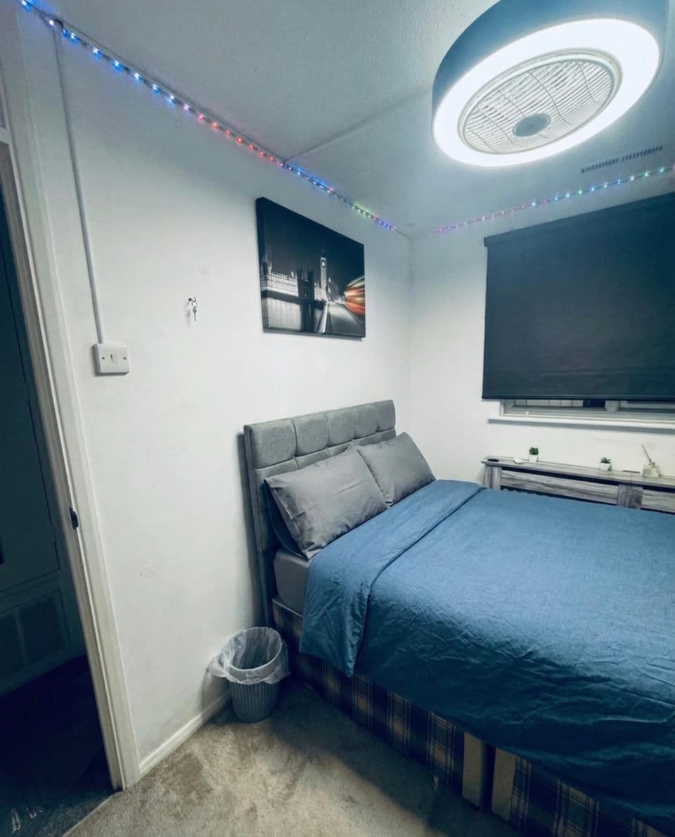 Room 3 minute drive from Luton Airport Bed and Breakfast in Luton