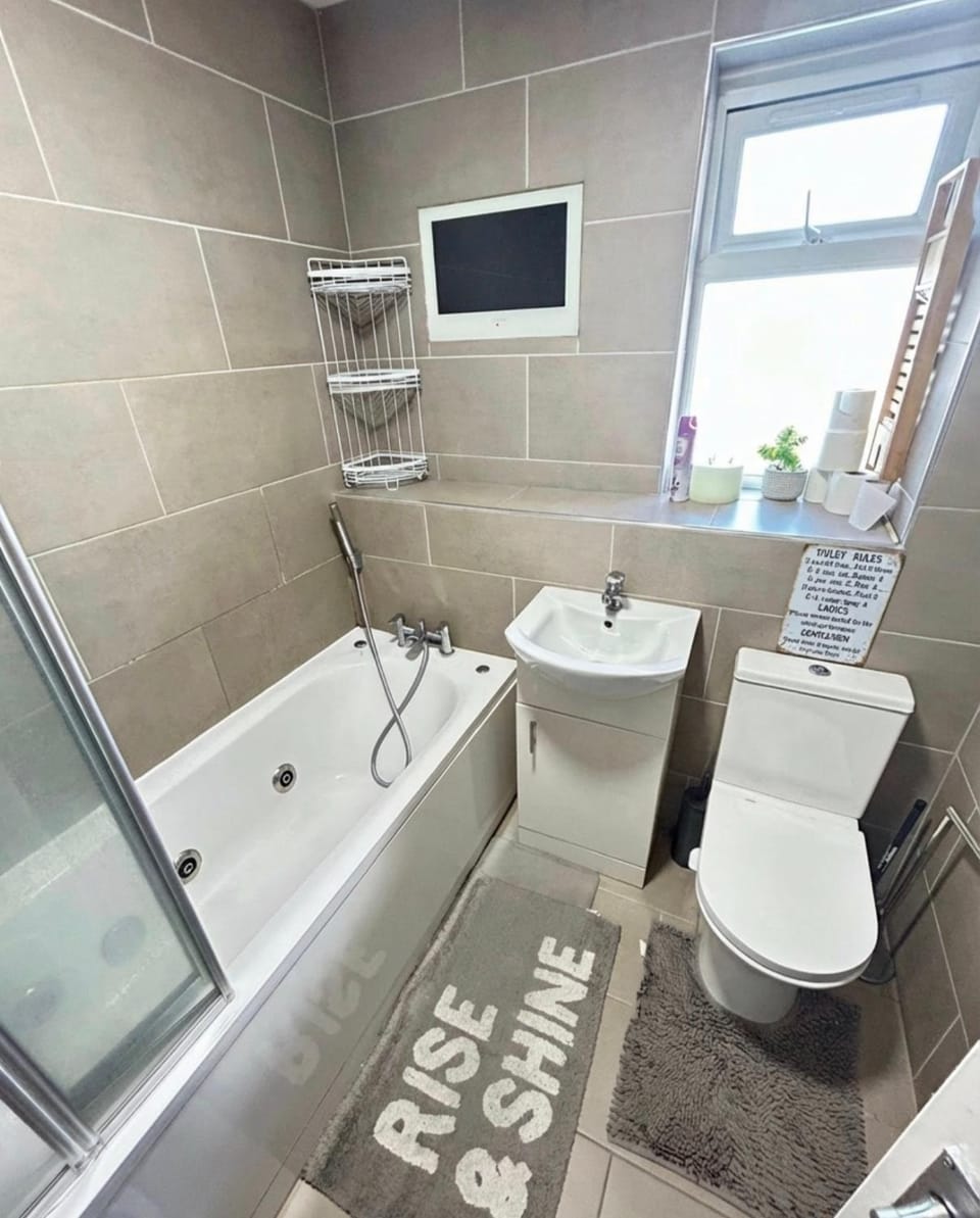 Room 3 minute drive from Luton Airport Bed and Breakfast in Luton