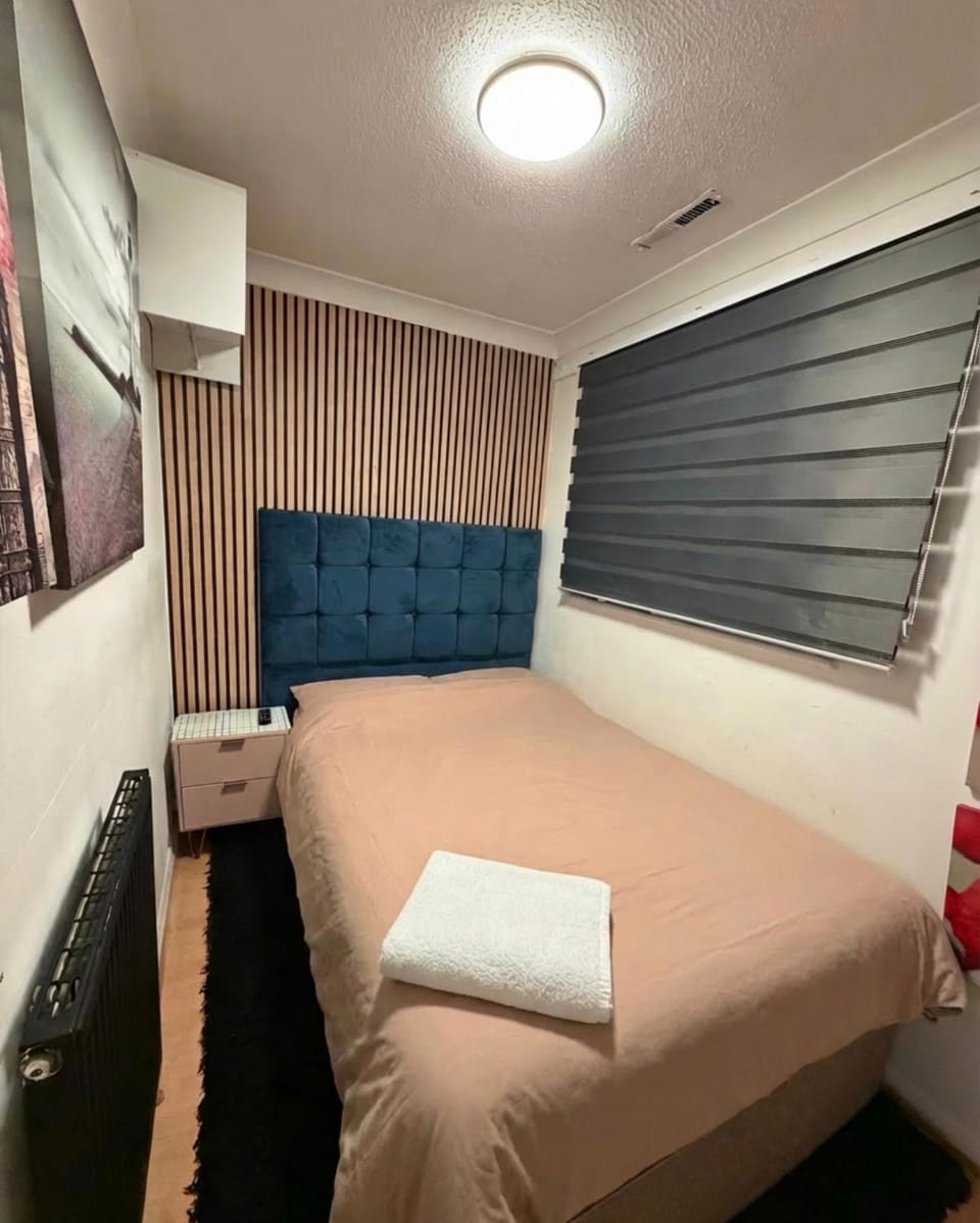 Room 3 minute drive from Luton Airport Bed and Breakfast in Luton