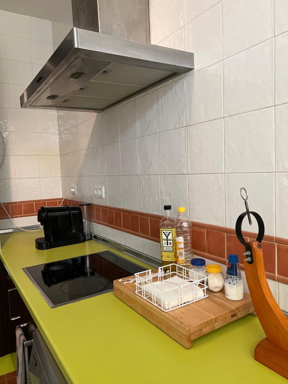 Kitchen or kitchenette, minibar, stove
