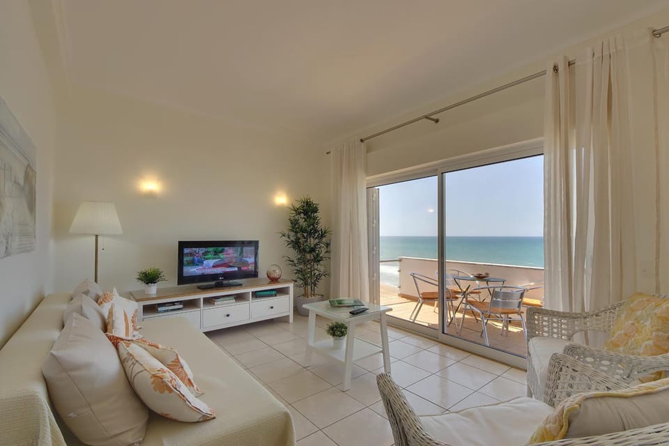 Communal lounge/ TV room, Balcony/Terrace, Sea view, Street view