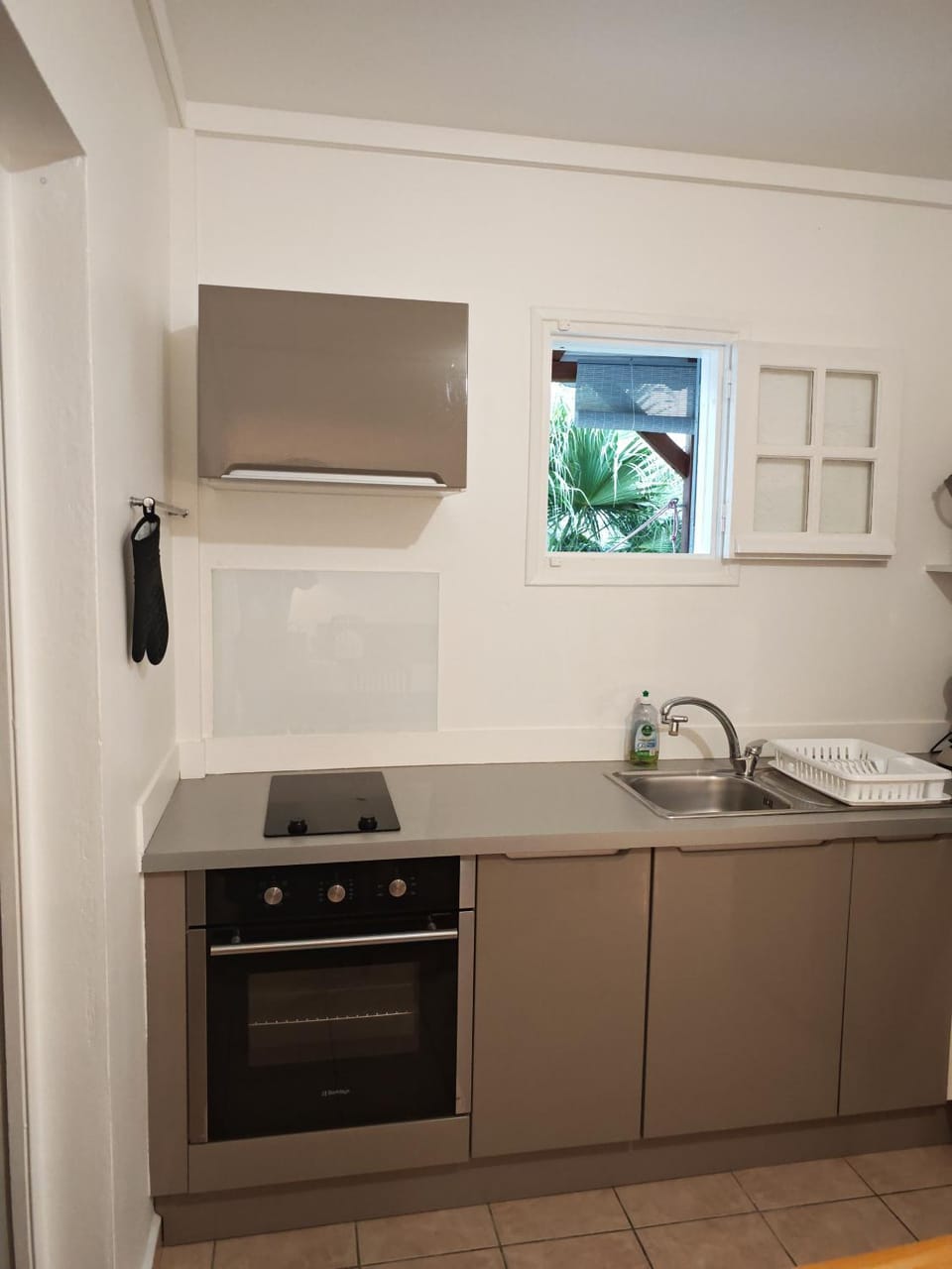 Kitchen or kitchenette, oven, stove