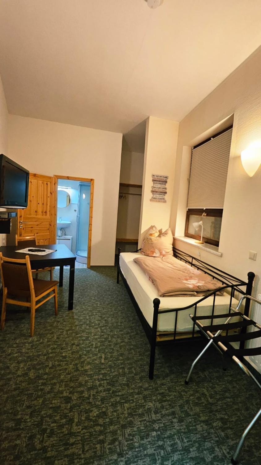 Bed, Photo of the whole room, Seating area