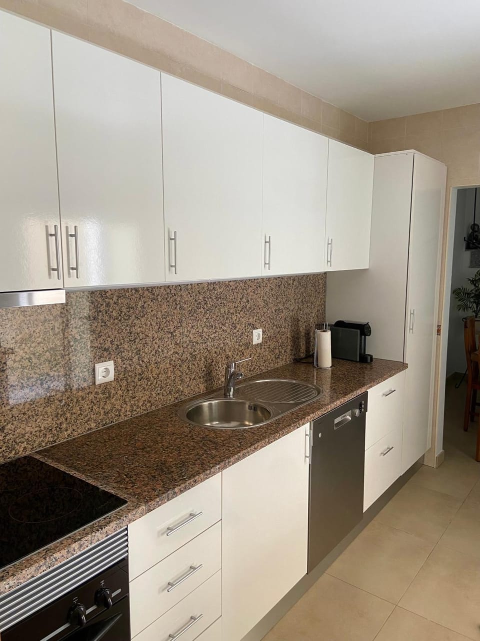 Coffee/tea facilities, Kitchen or kitchenette, stove