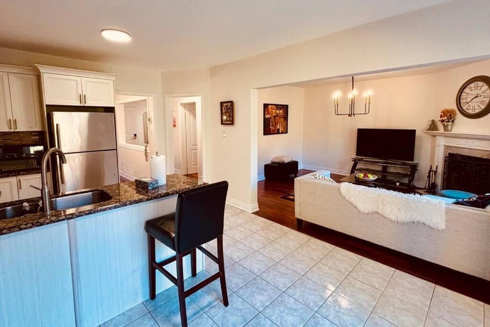 Charming Family Getaway in Richmond Hill Apartment in Richmond Hill