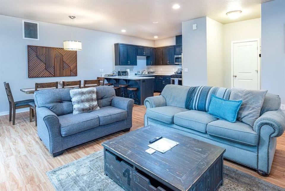 TWO townhomes for your giant group! House in Corvallis