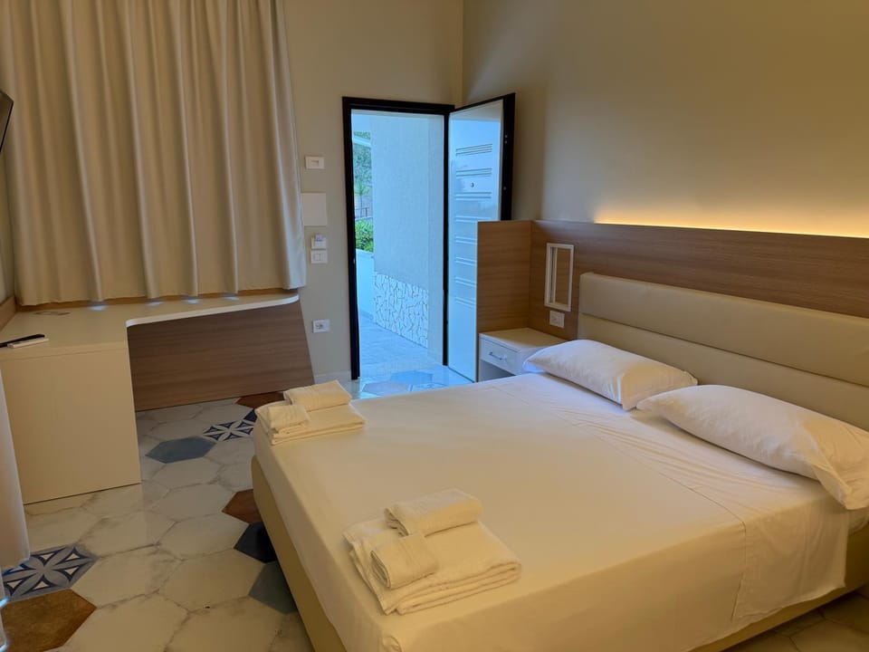 Bed, Bedroom, towels