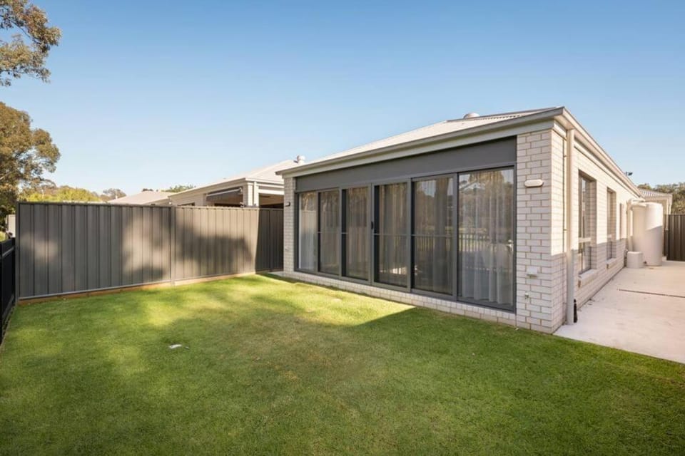 Eve House 2 Thurgoona House in Albury