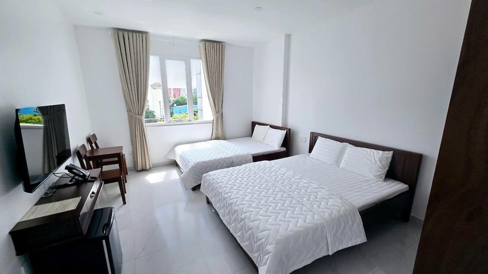 Bed, TV and multimedia, Living room, Photo of the whole room, Seating area, Bedroom