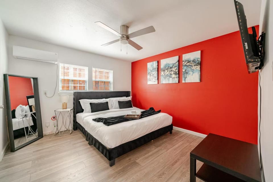 NEW Montrose Gem! Central to Museum District & Downtown Houston Apartment in Houston