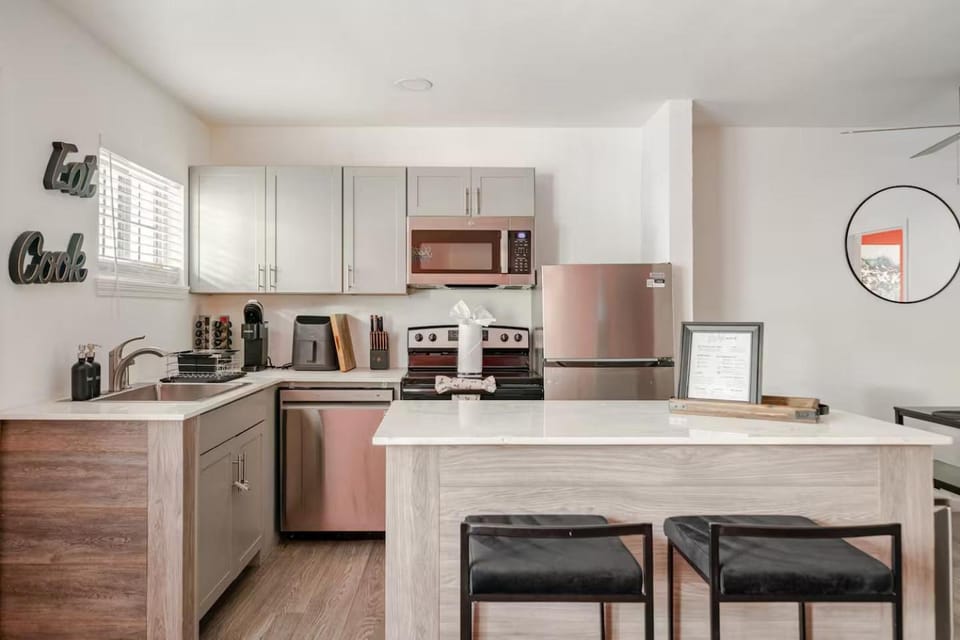 NEW Montrose Gem! Central to Museum District & Downtown Houston Apartment in Houston