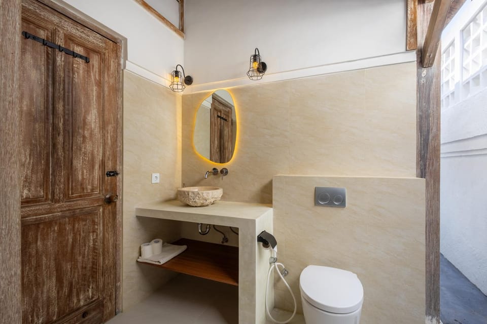 Toilet, Bathroom, towels