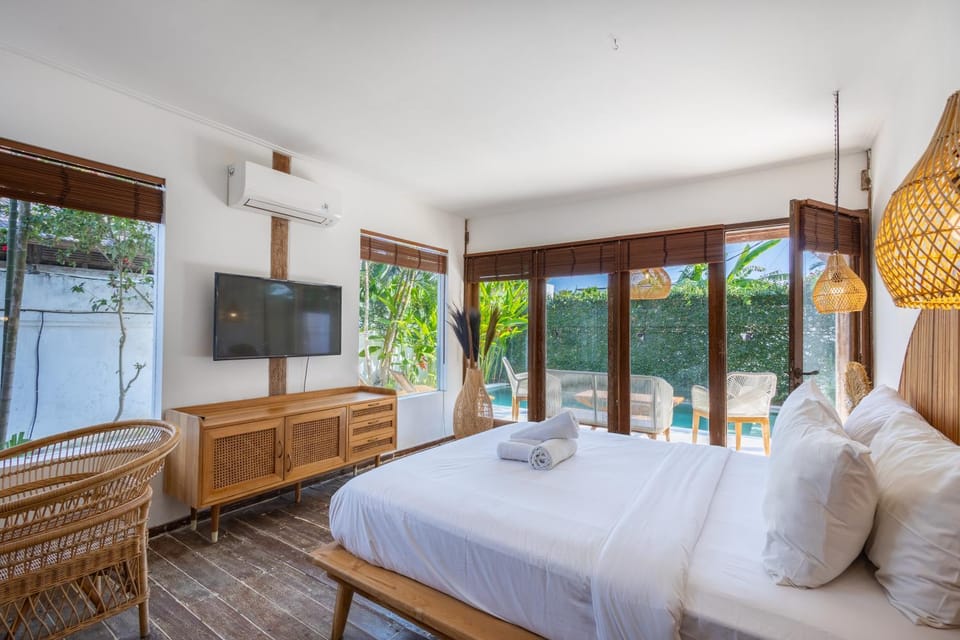 Bed, TV and multimedia, Evening entertainment, Bedroom