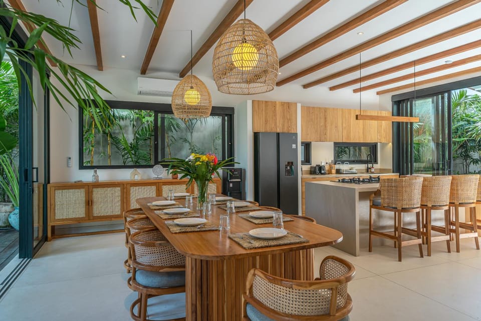 Casa Kameelya - Modern Tropical 4BR Villa in Central Canggu Villa in North Kuta