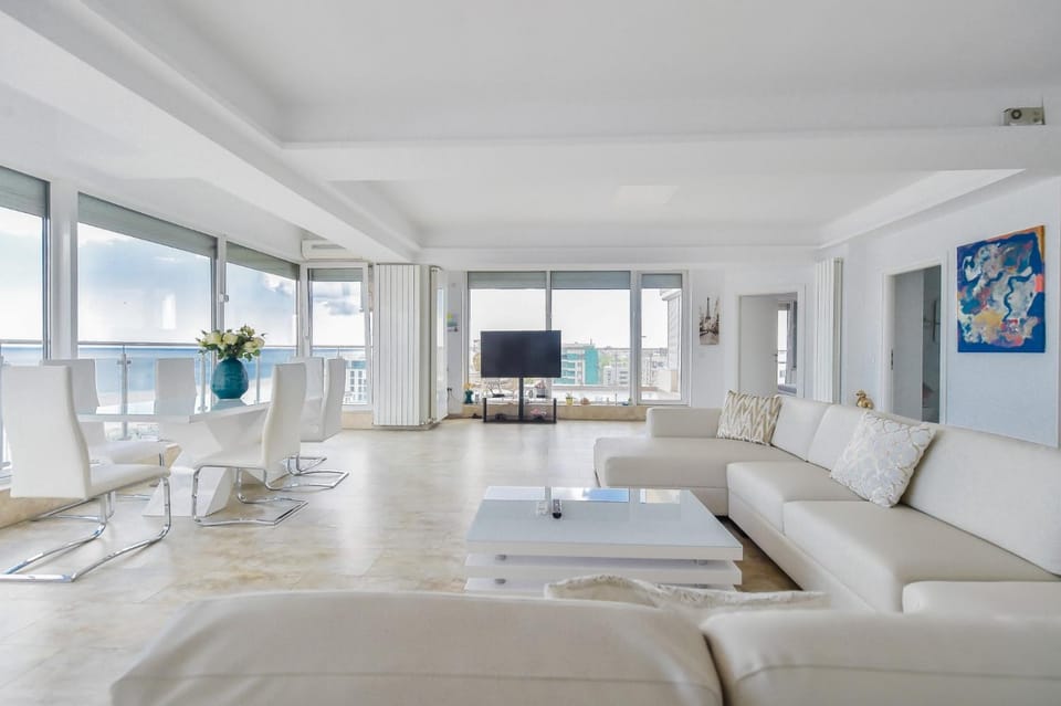 Communal lounge/ TV room, TV and multimedia, Living room, Seating area