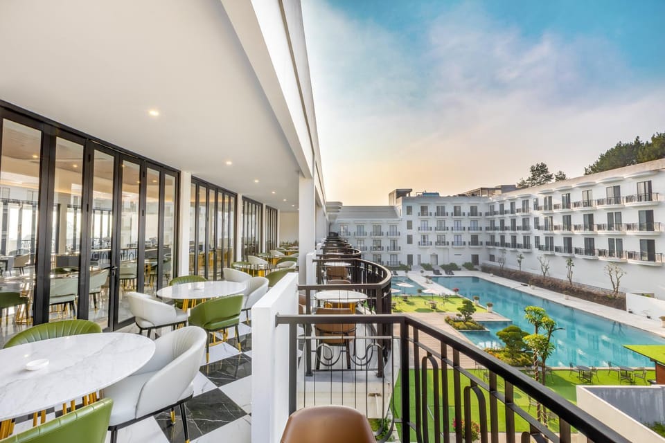 Property building, Restaurant/places to eat, View (from property/room), Pool view, Swimming pool, Swimming pool