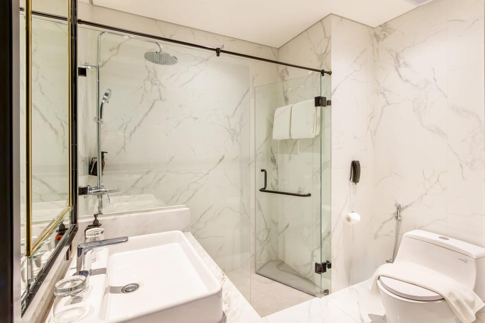 Shower, Toilet, Bathroom, Bath, bidet, towels