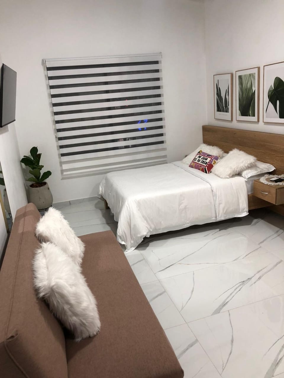 Bed, TV and multimedia, Other, Photo of the whole room, Decorative detail, Bedroom, furniture