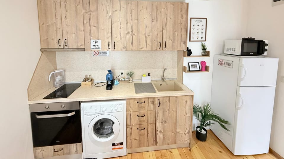 Coffee/tea facilities, Kitchen or kitchenette, oven, stove