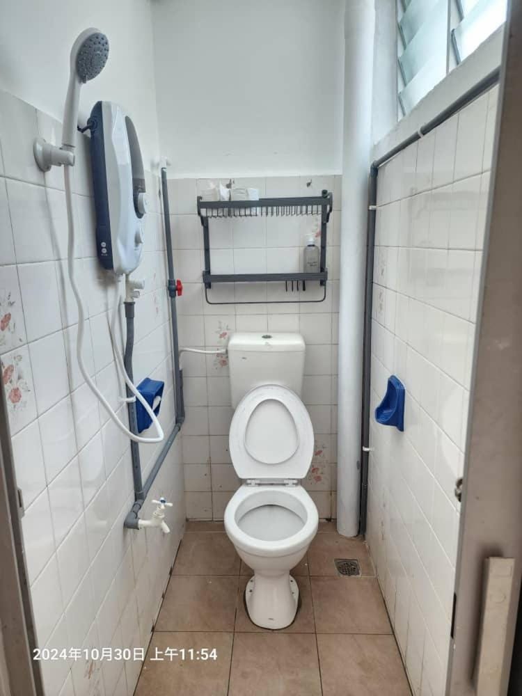 Shower, Toilet