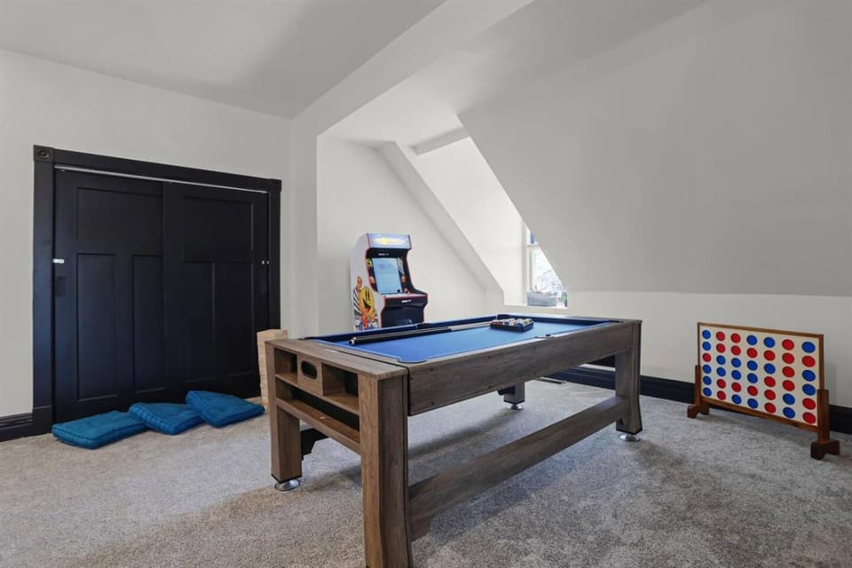 Jefferson Avenue- Large St Louis Home Game Room & Walkable Location House in Saint Louis