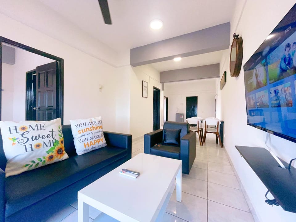 Communal lounge/ TV room, TV and multimedia, Living room, Seating area, Dining area, Evening entertainment