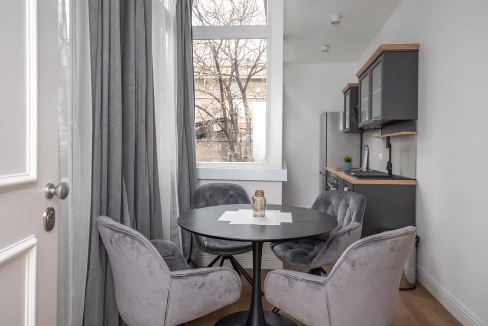Kitchen or kitchenette, Seating area, Dining area