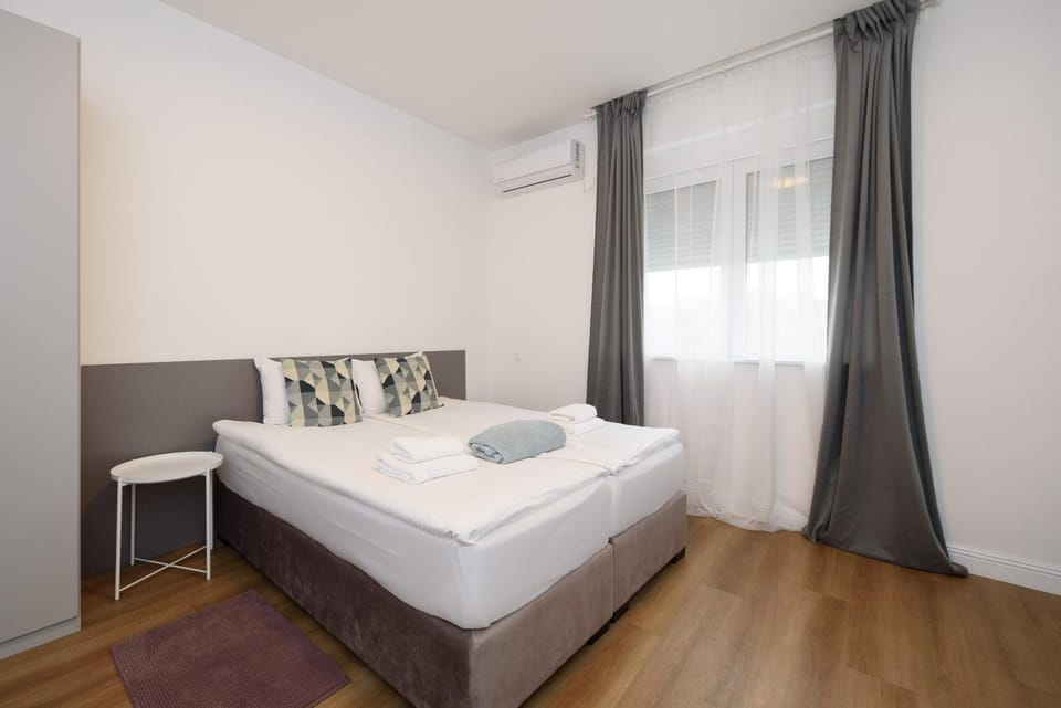 Bed, Photo of the whole room, towels, air conditioner