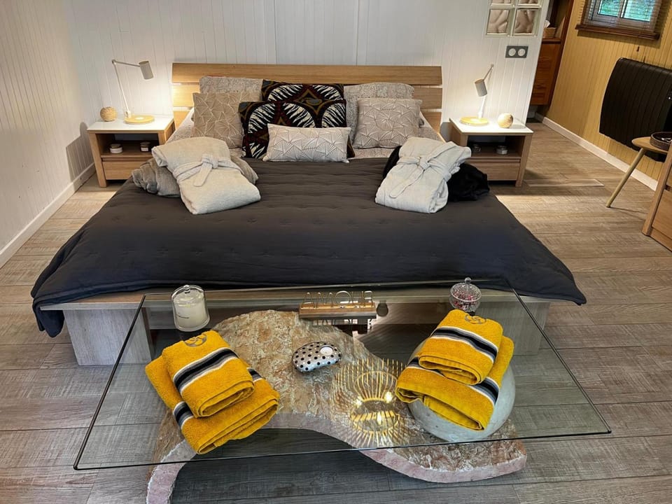 Bed, Seating area, Bedroom