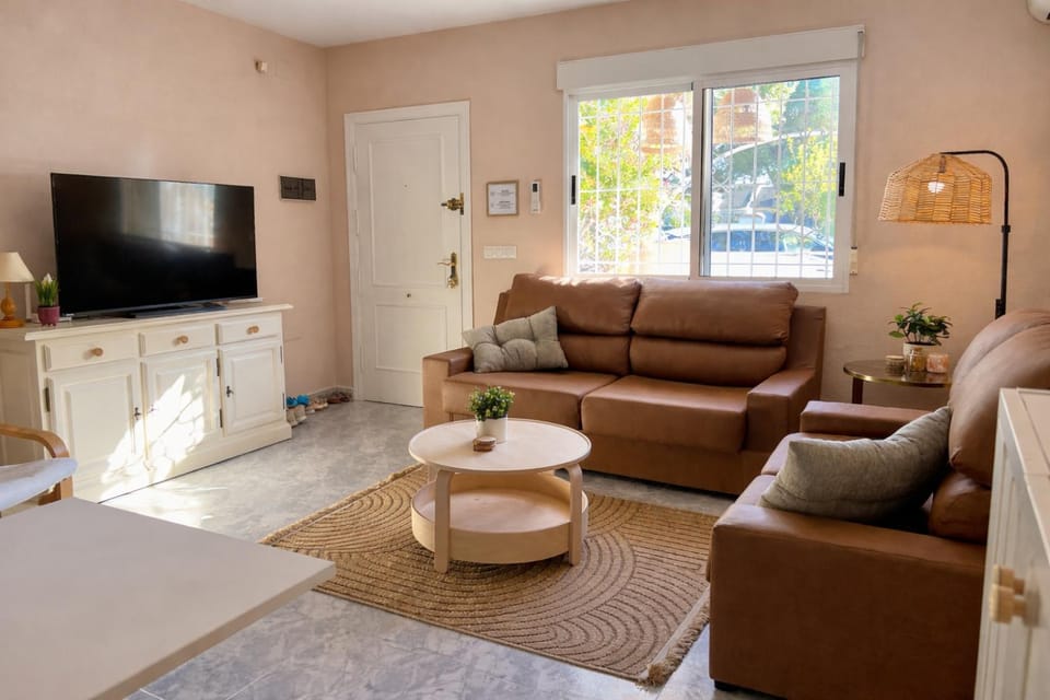 Communal lounge/ TV room, Bed, TV and multimedia, Living room, Photo of the whole room, Seating area, Evening entertainment, Bedroom
