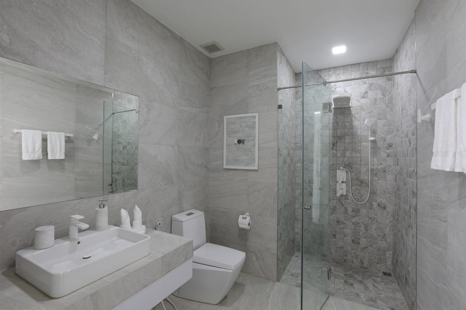 Shower, Toilet, Bathroom, bidet, towels