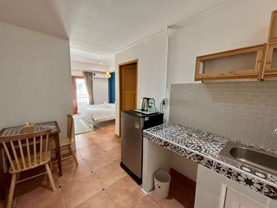 Kitchen or kitchenette, Dining area