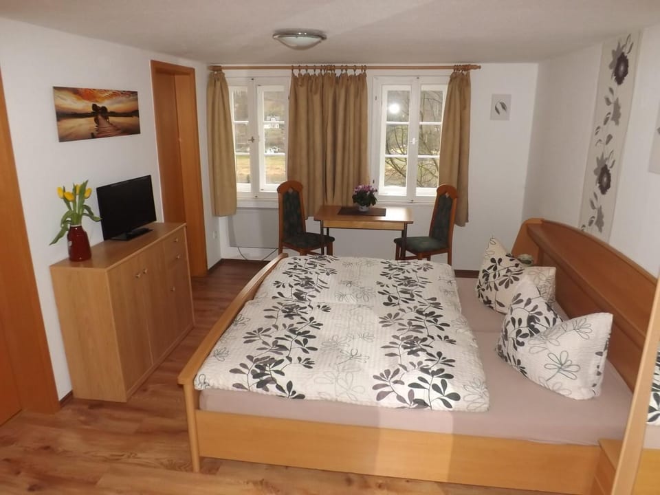 TV and multimedia, Seating area, Bedroom