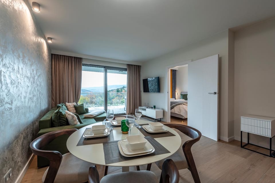 Communal lounge/ TV room, Living room, Dining area, Mountain view