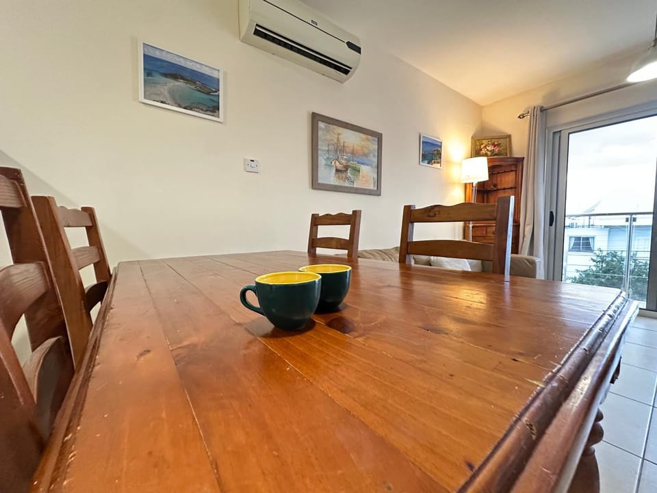 Living room, Seating area, Dining area, air conditioner