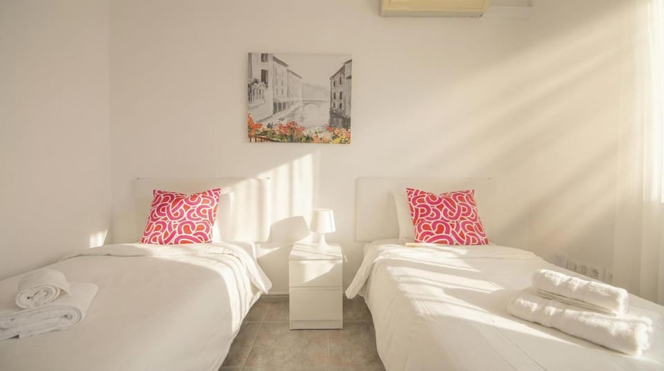 Bed, Photo of the whole room, Bedroom, towels